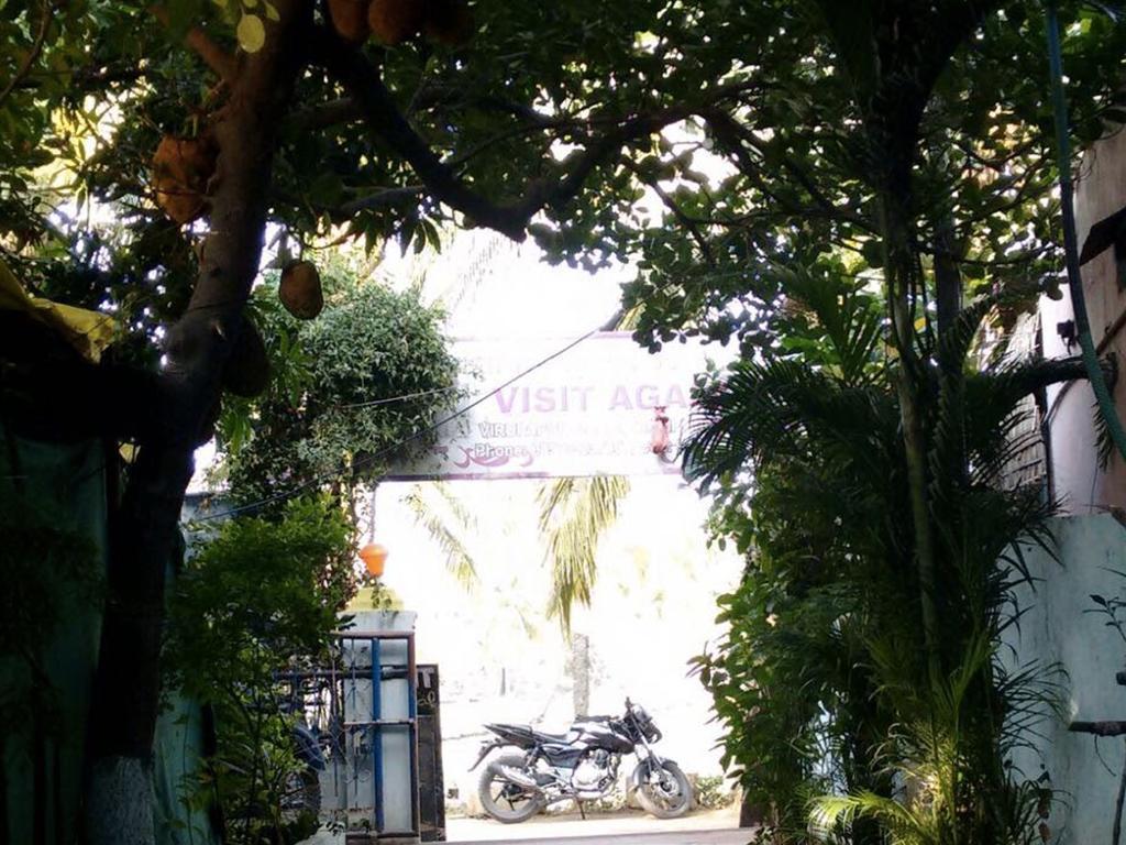 Uma Shankar Hampi Buitenkant foto