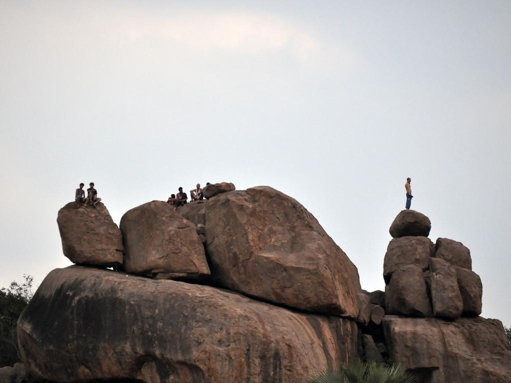 Uma Shankar Hampi Buitenkant foto