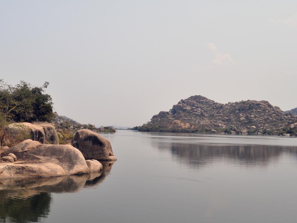 Uma Shankar Hampi Buitenkant foto