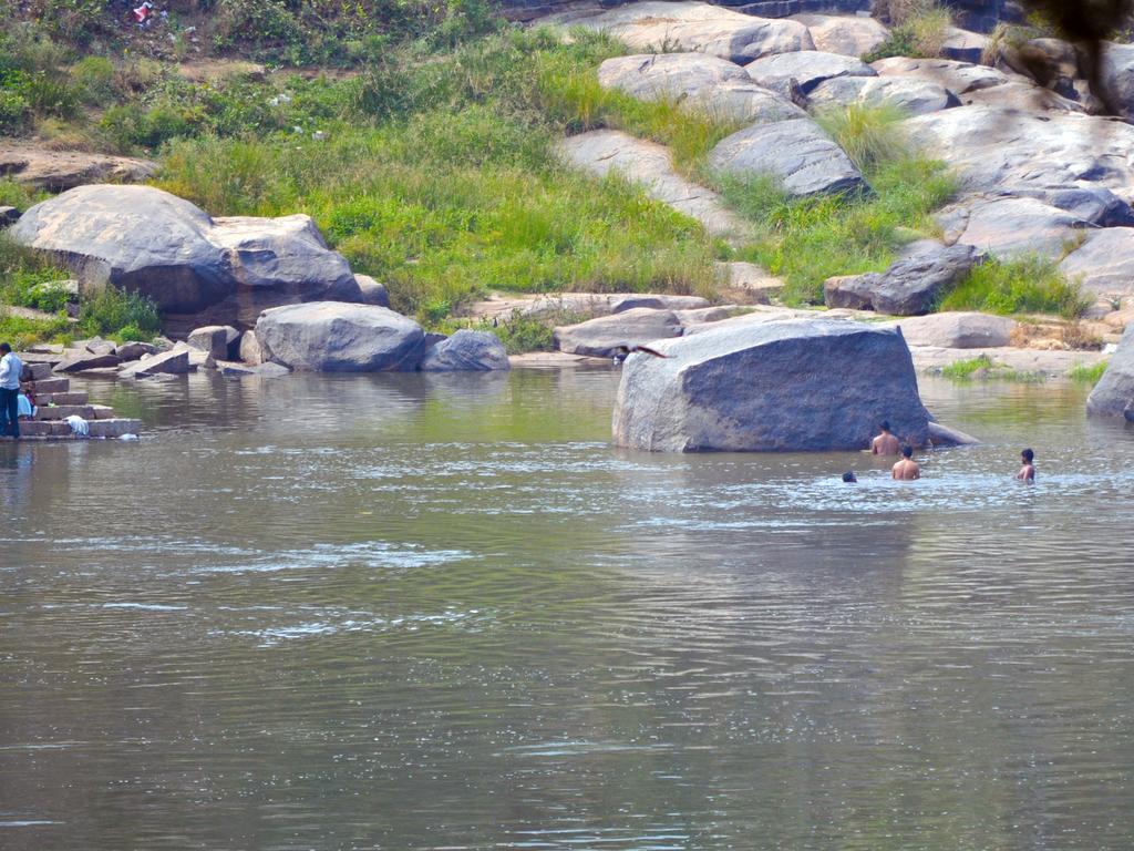 Uma Shankar Hampi Buitenkant foto
