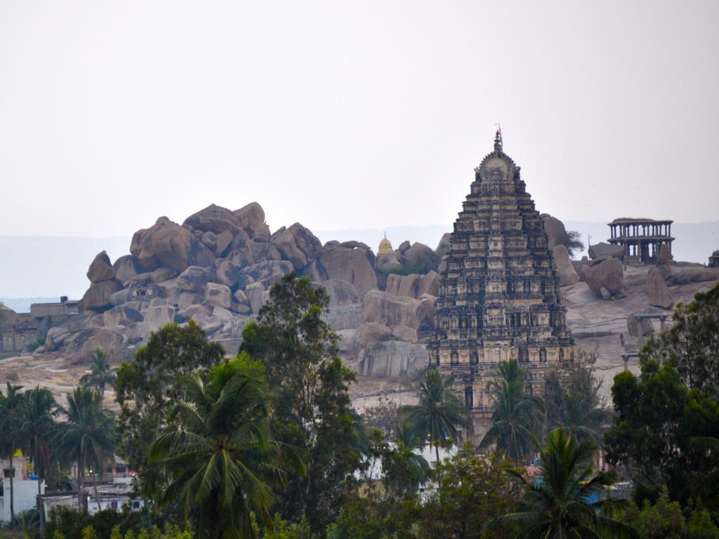 Uma Shankar Hampi Buitenkant foto