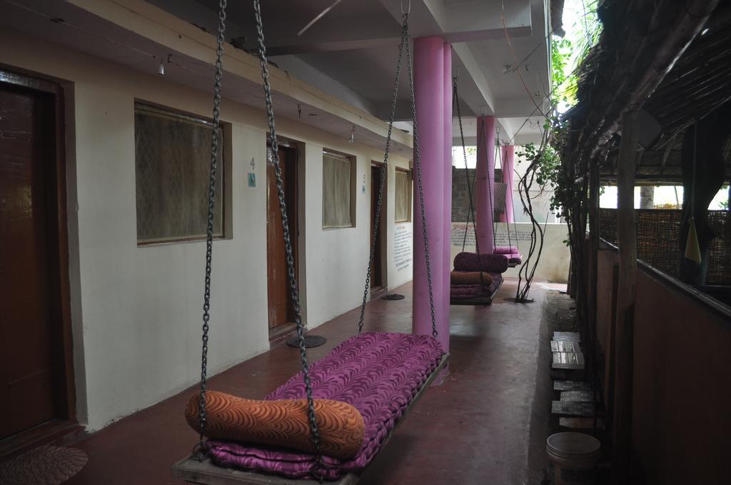 Uma Shankar Hampi Buitenkant foto