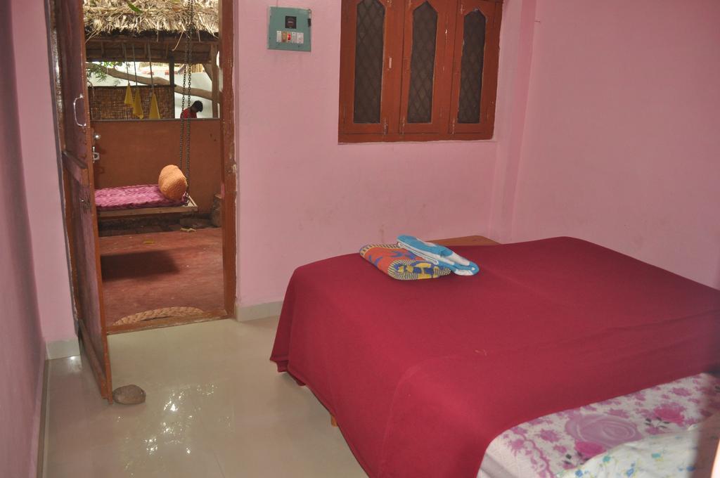 Uma Shankar Hampi Buitenkant foto