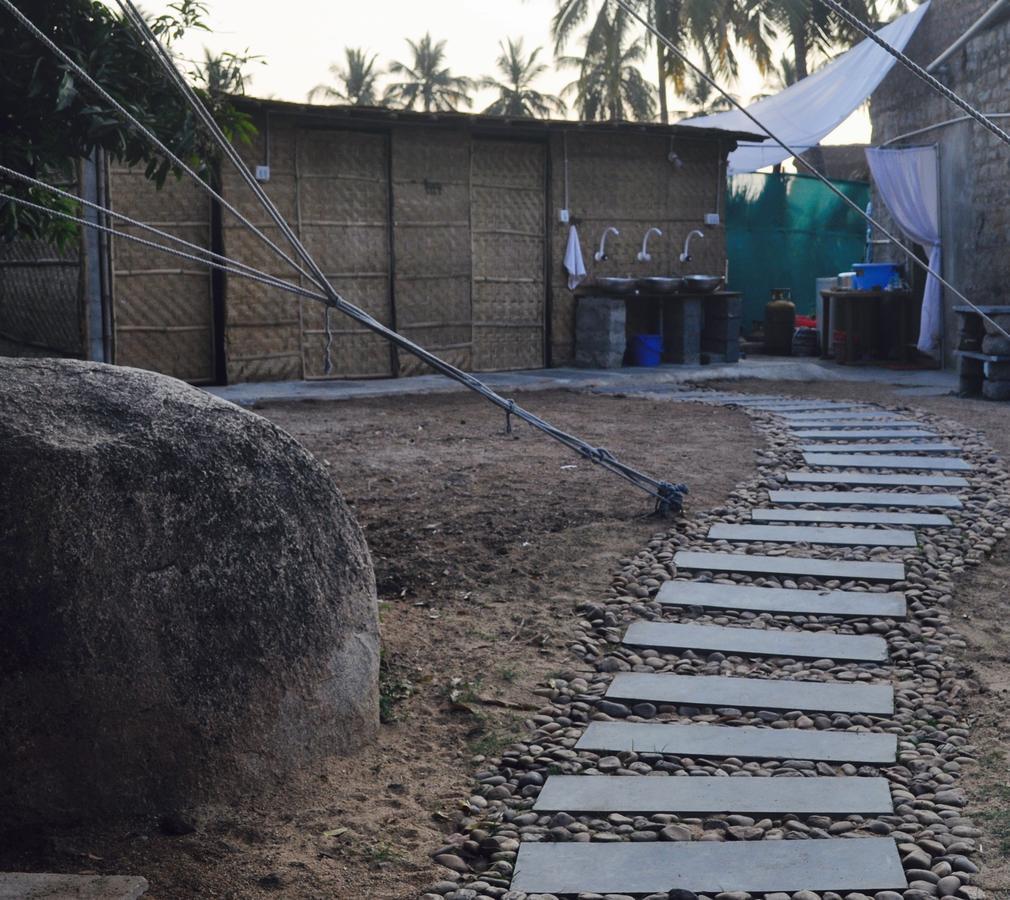 Uma Shankar Hampi Buitenkant foto